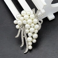 Elegante spilla a grappolo d'uva argento con perle bianche e strass brillanti incastonati - Stile Grappolo d'Uva (Bianco KB013-A)