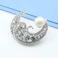 Elegante broche de luna plateada con cristales brillantes y una gran perla blanca - Plateado C031-A