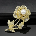 Spilla a rosa dorata con grande perla bianca e petali di cristallo scintillanti - Oro (A002-A)
