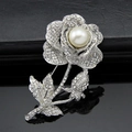 Elegante silberne Rosenbrosche mit funkelnden Strasssteinen und weißer Perle - Silber (A002-B)