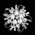 Spilla floreale in lega d'argento con cinque perle bianche e un brillante zircone - Base Argentata Perla Bianca (D002-A)