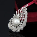 Elegante spilla a piuma argentata con strass scintillanti e perla bianca su velluto - Stile Argento (C032-A)