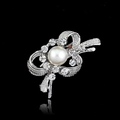 Elegante broche de lazo plateado con cristales brillantes y perla blanca sobre negro - Plateado (D024-A)