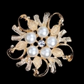 Elegante spilla a fiore dorata con perle bianche e un cristallo centrale brillante - Base Dorata Perla Bianca (D002-B)