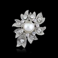 Élégante broche fleur argentée avec perle centrale et strass scintillants sur fond noir - Style Argenté (KD021-A)