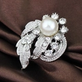 Elegante spilla a fiore argentata con una grande perla bianca e cristalli scintillanti - Argento (D020-A)
