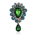 Lussuosa spilla vintage con cristallo verde, cornice floreale in bronzo e pendente - Stile Strass Verde (B021-B)