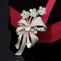 Broche nœud argentée avec fleurs en cristal et strass sur écrin velours rouge - Style Argenté (C017-A)