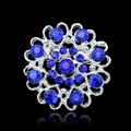 Elegante broche circular de plata calada con cristales azul oscuro y diseño clásico filigrana - Azul Real (D010-C)