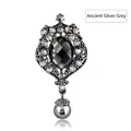 Broche baroque vintage avec pierre noire et perle gris argenté sur fond blanc poli et net - Style Emblème Gemme Noire (C028-A) / Argent Antique Gris