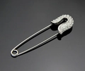 Eleganter Sicherheitsnadel-Anstecker aus Silber mit glitzernden Strasssteinen auf Grau - Silber Strass Sicherheitsnadel Stil (C116-A)