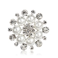 Spilla floreale elegante con perle bianche e cristalli lucidi su base in metallo argento - Design Floreale (D009-A)