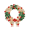 Elegante kerstkrans broche met groene emaille bladeren en rode kristallen op goud - Krans Kerstbroche (B149-A)