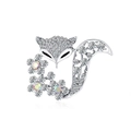 Broche de zorro plateado con diamantes de imitación y detalles florales sobre blanco - Plateado (C564-A)