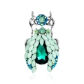 Broche scarabée tendance avec strass verts et monture en argent vintage sur fond blanc - Style Scarabée (B222-A)
