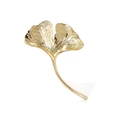 Elegante goldene Ginkgoblatt-Brosche mit feinen Adern und Metallglanz auf weißem Grund - Matte Textur Komplett Gold Stil (C643-B)
