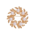 Eleganter mattgoldener Kranz-Brosche mit weißen Perlen und Blattstrukturen - Gold (AL936-A)