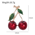 Spilla a forma di ciliegia rossa 3D con foglie verdi e lega dorata per abiti - Stile Doppia Ciliegia Fresca e Dolce (C055-A)