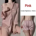 Ensemble pyjama rose en satin de soie avec chemise boyfriend et short en dentelle - S / Chemise de nuit + Short en dentelle / Rose racine de lotus