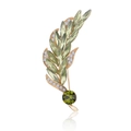 Spilla a spiga dorata con cristalli verdi e zirconi bianchi su sfondo bianco pulito - Spilla a Forma di Spiga di Grano (B144-A)