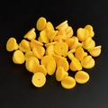 Vista macro di chiusure per spille in gomma gialla brillante su sfondo nero opaco puro - Stile Gomma Gialla Lucida (BRPJ009) / Set da 30 / Giallo Brillante