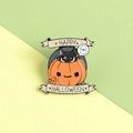 Détail du badge en émail avec citrouille d'Halloween et chat noir de dessin animé - Chat Noir dans la Citrouille (XZ2343)