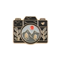 Emaille pin in cameravorm met berglandschap en gouden bladdetails op witte achtergrond - Vintage Camera Landschap Stijl (XZ2377)