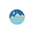 Détail du badge émaillé rond avec montagnes lune et gravure de texte TO THE Mountains - Style To The Mountains (xz2953)