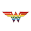 Regenbogen Wonder Woman Emaille-Anstecknadel mit bunten Streifen auf weißem Hintergrund - Geflügelter Logo-Stil (XZ7140)