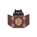 Épingle en émail chat noir avec écran de dé D20 pour décoration de sacs et vêtements - Style Chat Noir Derrière Écran (XZ7407)