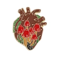 Spilla smaltata artistica con cuore marrone decorato con funghi e piante verdi - Stile Fungo Cuore Foresta (XZ7412)