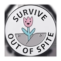 Pin's émaillé tulipe rose avec texte survive out of spite sur fond blanc épuré - Style de fleur Survive Out Of Spite (XZ7893)