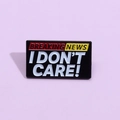Ορθογώνια καρφίτσα με κείμενο BREAKING NEWS I DON'T CARE σε ανοιχτό μωβ φόντο - Διασκεδαστικά Γράμματα (xz8521)