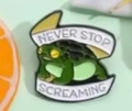 Spilla in smalto rana verde con striscione Never Stop Screaming per amanti animali - Stile Rana Urlante (xz9191)