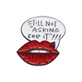 Rote Lippen Emaille-Anstecknadel mit Spruch 'Still Not Asking For It' auf Weiß - Rote Lippen Sprechblase Stil (QHXZ029)