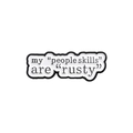 Emaille-Pin in Sprechblasenform mit dem Text 'my people skills are rusty' in Weiß - my 'people skills' are 'rusty' Zitat (QHXZ520)