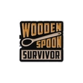 Spilla smaltata creativa Wooden Spoon Survivor con finitura nera e marrone caramello - Sopravvissuto al Cucchiaio di Legno (QHXZ962)