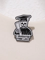 Skelett Absolvent Emaille Pin mit Schriftzug 'I Graduated From Life' aus Metalllegierung - Totenkopf-Absolvent-Stil(XZ8428)