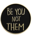 Broche ronde en émail noir avec l'inscription de motivation dorée 'BE YOU NOT THEM' - Style de Citation Inspirante Ronde (xz6944)