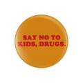Dettaglio della spilla rotonda arancione con scritta SAY NO TO KIDS, DRUGS stampata - Stile Slogan Avvertimento Arancione (MXZ351)