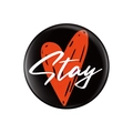 Spilla rotonda nera in latta con cuore rosso e scritte STAY bianche design - Stile Tondo Cuore Rosso Stay (MXZ266)