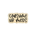 Spilla smaltata Consume Ur Meds con bordo dorato e scritte nere su sfondo beige - Consume UR Meds (QHXZ1159)