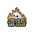 Spilla smaltata teschio con fiamme e scritta Fueled by Iced Coffee and Chaos - Stile Teschio Caffè Caos (QHXZ1253)