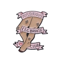 Détail de l'épinglette en émail avec texte 'MYSTERIOUS LEG BRUISE CLUB' et ruban rose - Style Mysterious Leg Bruise Club (XZ8427)