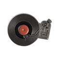 Makroaufnahme der Emaille-Anstecknadel im Vintage-Plattenspieler-Design mit Akzenten - Vintage Grammophon (XZ1597)