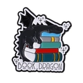 Emaille speld van zwarte draak op gekleurde boeken voor echte boekenliefhebbers - Kleurrijke Draak Die Boeken Bewaakt (QHXZ4277)