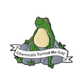 Broche en émail grenouille créative sur un rocher avec slogan Chemicals Turned Me Gay - Grenouille Citation Produits Chimiques (qhxz3458)