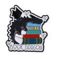 Broche en émail représentant un dragon noir sur des livres avec texte Book Dragon - Dragon Noir Livres Colorés (qhxz4277)