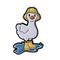 Süße Emaille-Anstecknadel mit einer weißen Ente in gelben Regenstiefeln und Hut - Ente In Regenstiefeln (QHXZ4506)