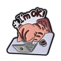 Lustige Emaille-Anstecknadel mit müder oranger Katze am Computer und I'm ok Schriftzug - Arbeitende Katze I'm OK